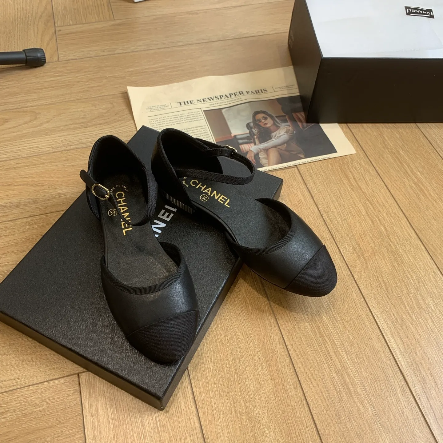 👟👟Ex-factory price 520👟👟 🍀Chanel Xiaoxiang 25ss early spring new model, diamond pattern, thick heel Mary Jane shoes, retro French elegance, full of high-end sense, diamond hollow Mary Jane sandals, a very popular pair of sandals recently! The exposed-leg design directly lengthens your legs! Very white fairy style. A complete interpretation of French romance! Soft and delicate, the foot feels 100% comfortable, beautiful and ultra-feminine at the same time, ▪Fabric: Made of original imported cowhide ▪Inner foot pad: sheepskin ▪Sole: Original customized Italian leather outsole ▪Size: 35-39 (40 41 custom-made, non-refundable) 👉